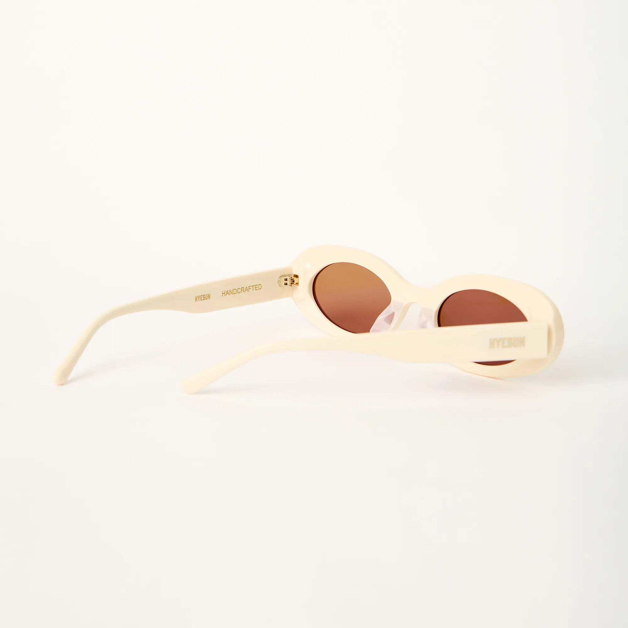 Ara 90s Oval Cream
