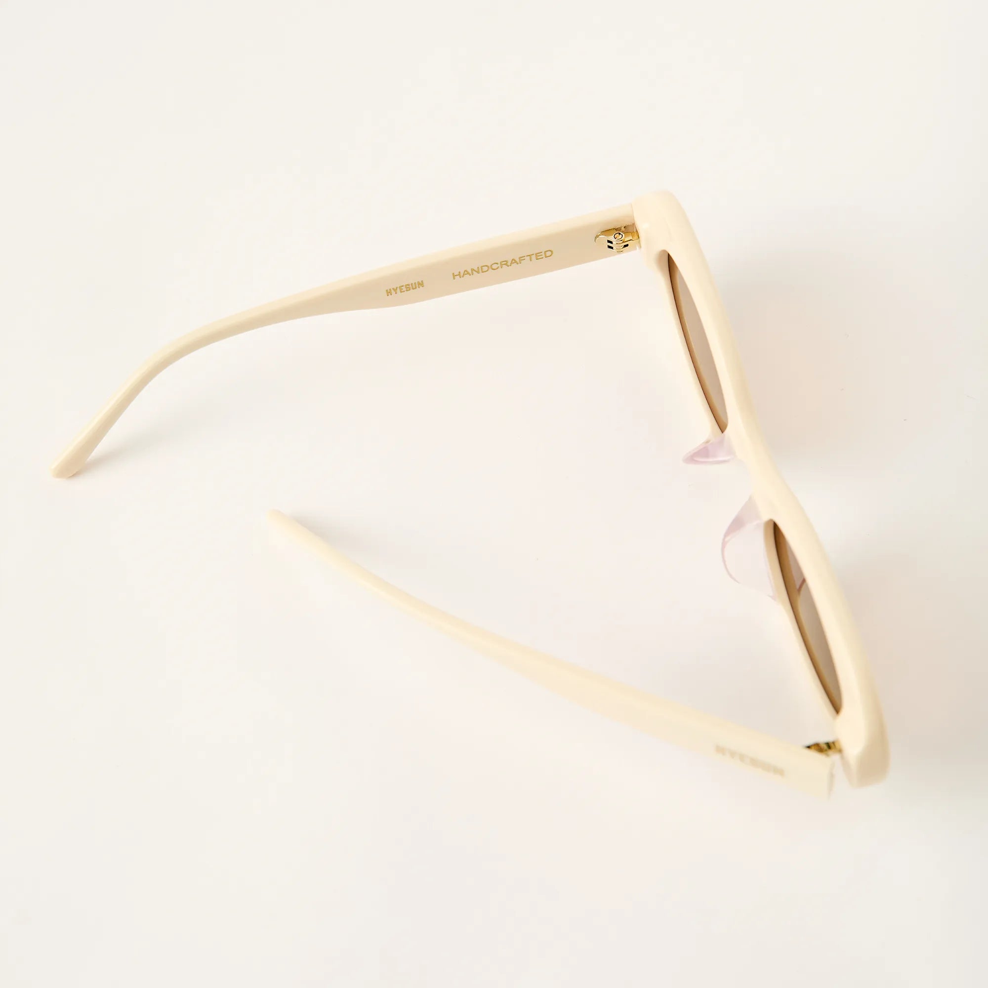Ara 90s Oval Cream