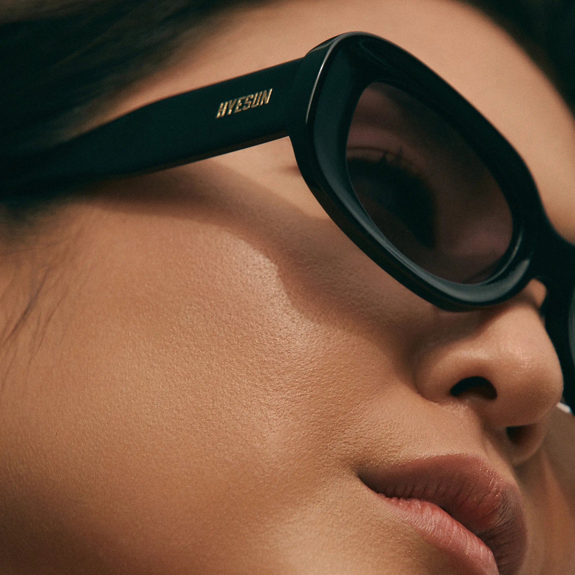 Ryo-black-square-oval-sunglasses-low-nose-bridge-on-model-side-lifestyle-hyesun.webp